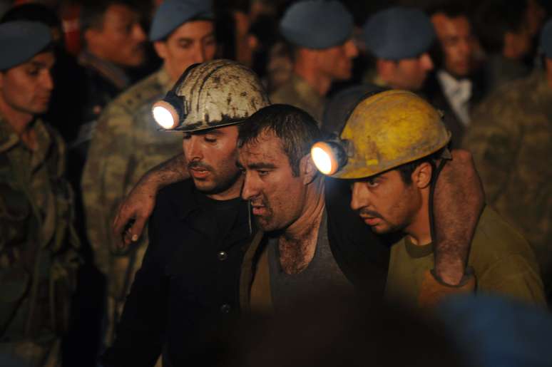 <p>Socorristas amparam vítima da explosão em mina da Turquia, nesta terça-feira</p>