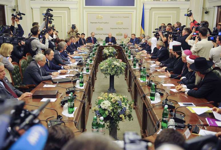 Vista geral da reunião que aconteceu em Kiev nesta quarta-feira entre líderes políticos pelo fim da crise no país