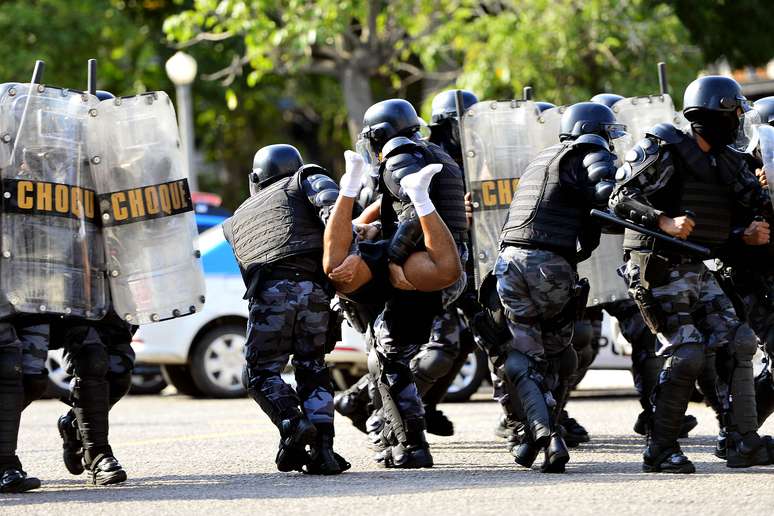 Policiais participam de treinamento para a Copa do Mundo de Futebol, no Rio de Janeiro