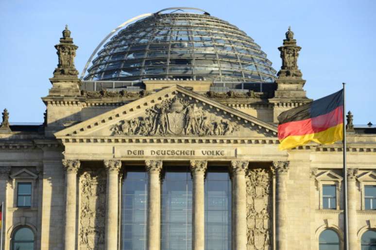 <p>Bandeira da Alemanha em frente ao Palácio do Parlamento Alemão; economia do país contraiu 0,2% no 2º trimestre de 2014</p>
