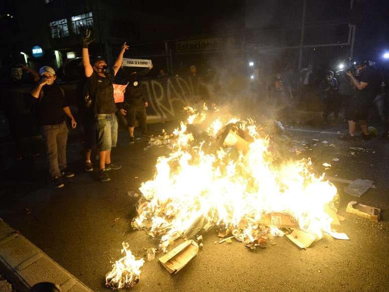 <p>Manifestantes incendiaram lixo pelas ruas</p>