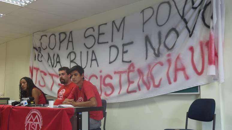 Jussara Basso, Guilherme Boulos e Josué Rocha durante entrevista coletiva em SP do MTST