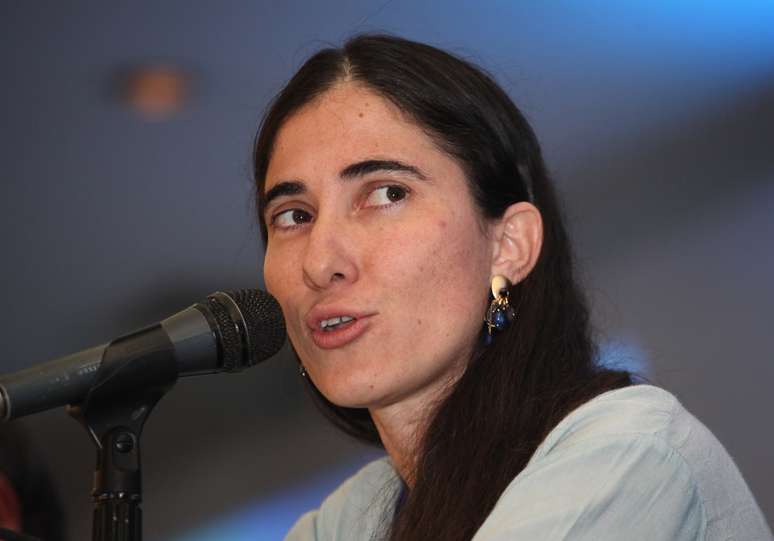 <p>Dissidente cubana, blogueira Yoani S&aacute;nchez, fala durante uma confer&ecirc;ncia de imprensa na reuni&atilde;o Sociedade Interamericana de Imprensa em Puebla, M&eacute;xico, nesta foto de mar&ccedil;o de 2013</p>
