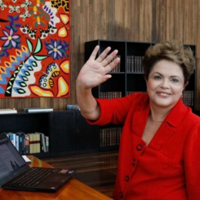 A presidente Dilma Rousseff tira dúvidas sobre o Enem pelo Facebook