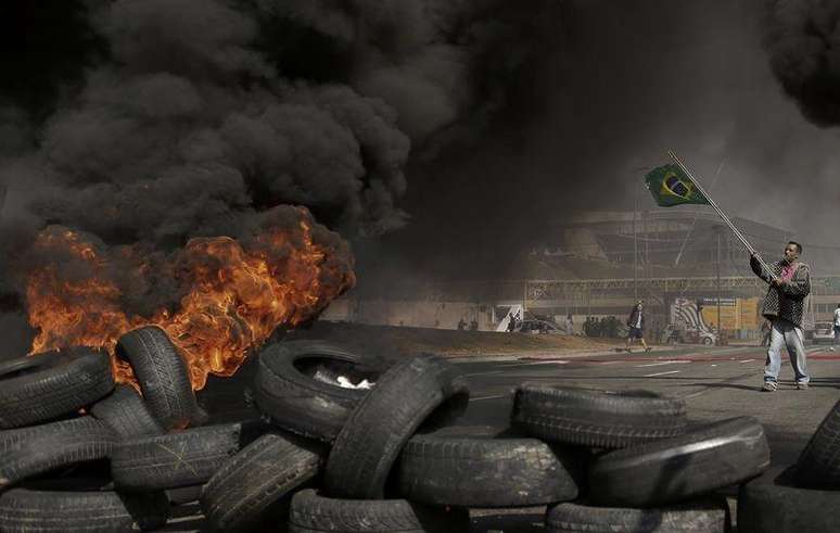 Membros do Movimento dos Trabalhadores Sem Teto protestam em frente ao estádio da Copa do Mundo em São Paulo. 15/05/2014