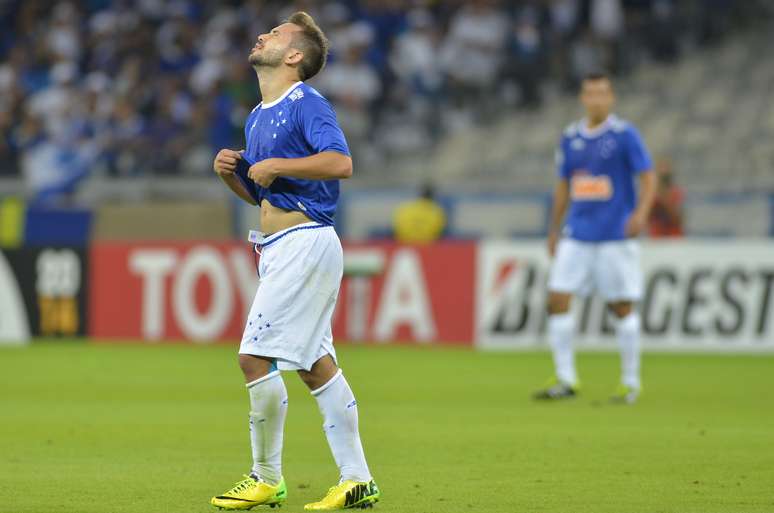 Everton Ribeiro lamenta jogada do Cruzeiro