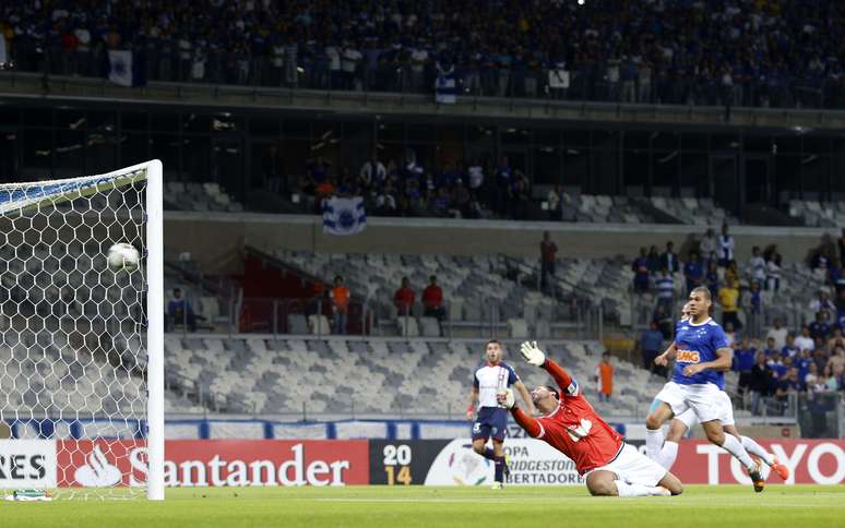 Piatti acertou chute cruzado e levou a melhor contra Fábio no início do jogo