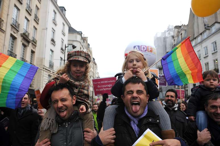 <p>Protesto pedindo a legalização do casamento gay em dezembro de 2012, em Paris, França</p>