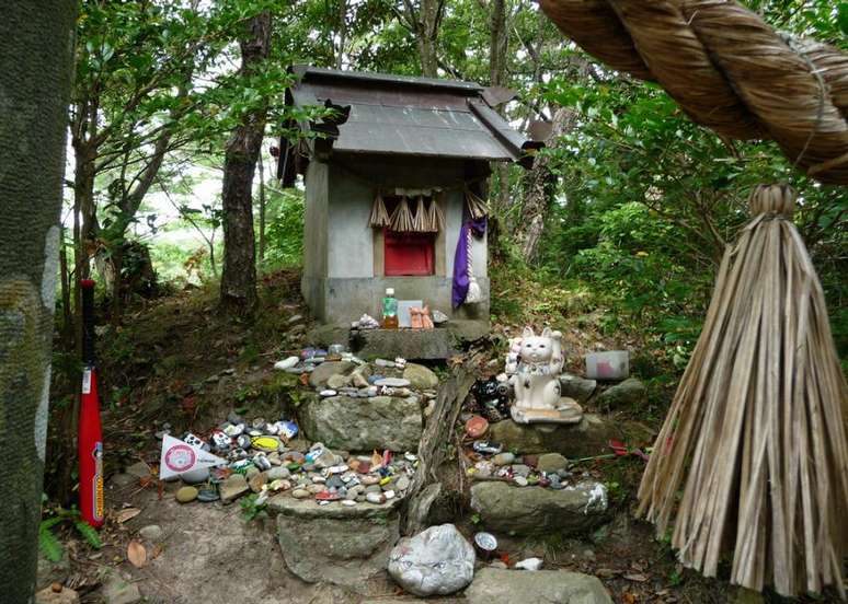 <p>Um santuário foi construído no centro da ilha, em homenagem aos felinos</p>