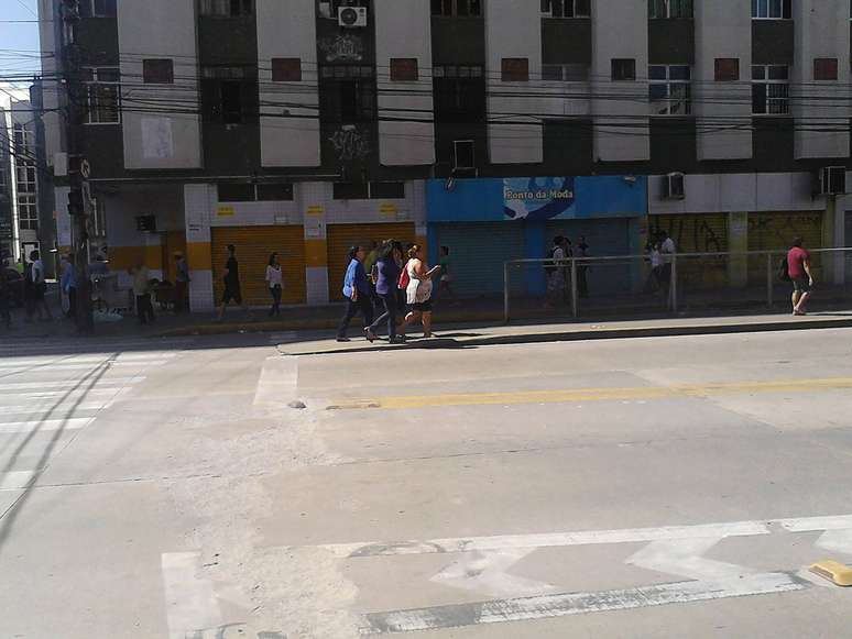 <p>Comerciantes fecharam as lojas na avenida Conde da Boa Vista, no centro do Recife</p>