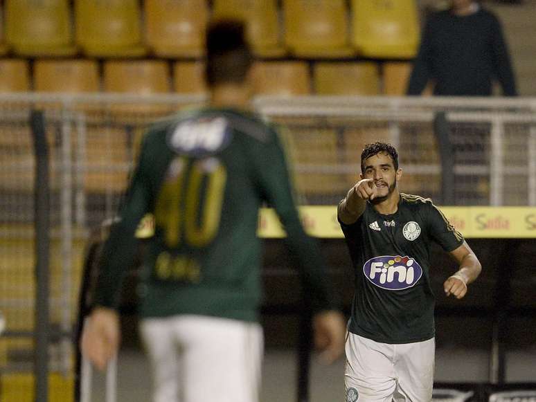 <p>Henrique tem 11 gols em 2014 contra 10 de Kardec</p>