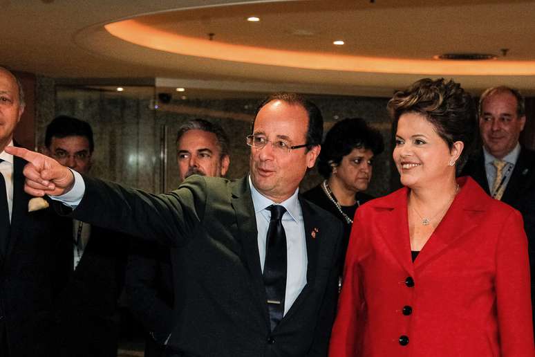 <p>Hollande conversa com Dilma Rousseff, durante a Conferência das Nações Unidas sobre Desenvolvimento Sustentável, ou Rio +20, no Brasil, em junho de 2012</p>