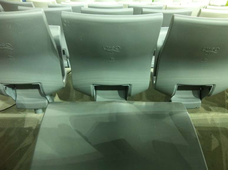 Espa&ccedil;o entre cadeiras d&aacute; conforto ao torcedor