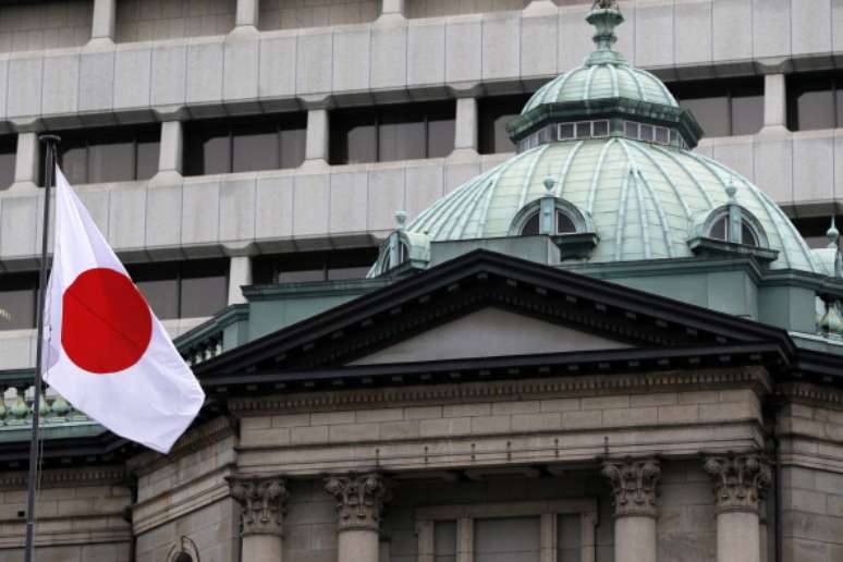 Bandeira do Japão em frente à sede do Banco Central do país, em Tóquio