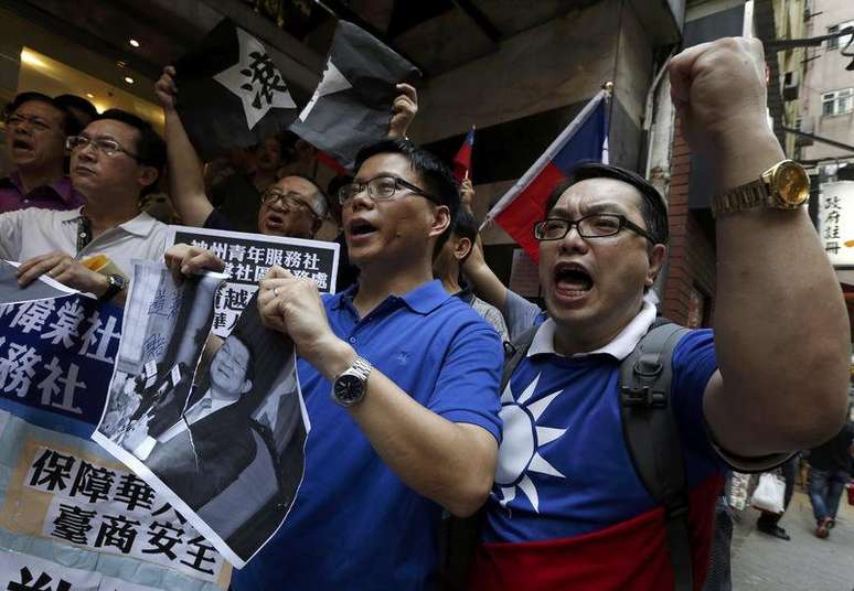 <p>Manifestantes rasgam foto do presidente do Vietn&atilde;, Truong Tan Sang, durante protesto em frente ao consulado vietnamita em Hong Kong, em&nbsp;15 de maio</p>