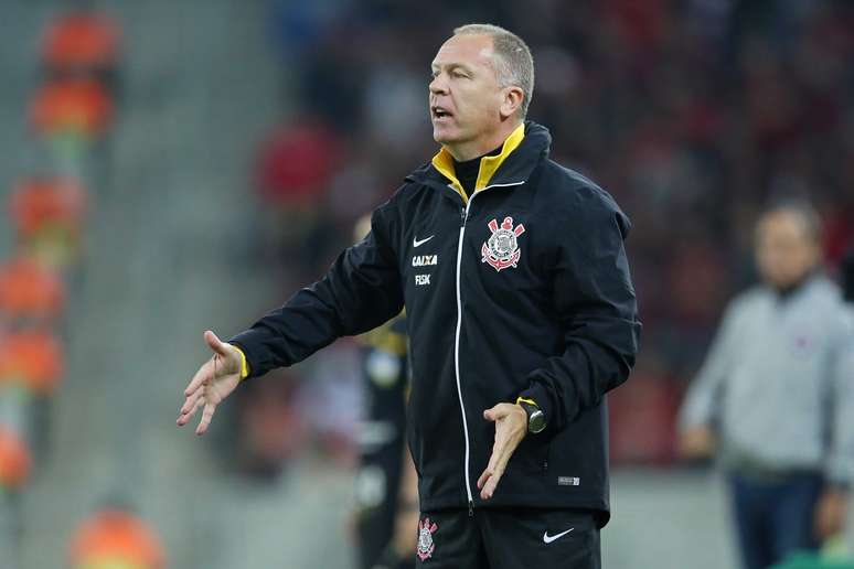 <p>Mano Menezes elogiou o "piso" do est&aacute;dio atleticano</p>