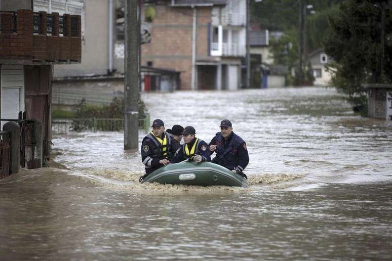 <p>Bombeiros resgatam pessoas isoladas pelas enchentes em Zenica, na Bósnia, no dia 15 de maio</p>