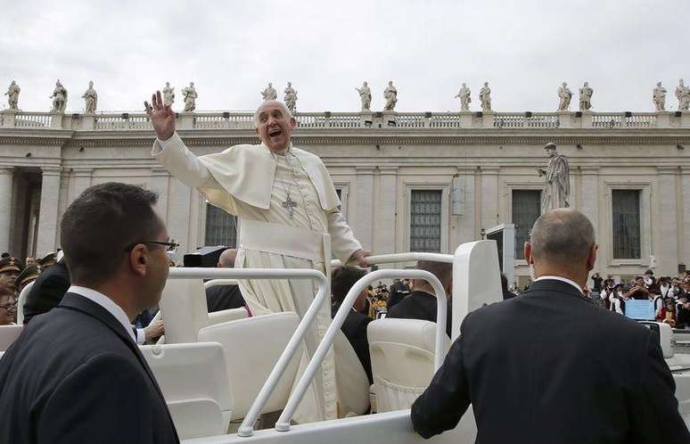 <p>Papa Francisco acena ao público de seu papamóvel, na Praça São Pedro, no Vaticano, em 7 de maio</p>