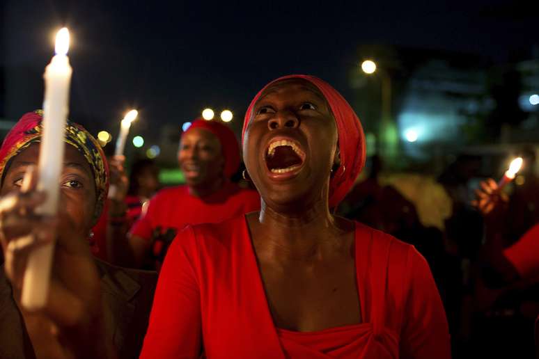 Nigerianos fazem vigília por meninas sequestradas por grupo Boko Haram