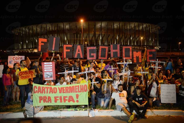 <p>Em Brasília, manifestantes lembraram nove operários mortos nas obras do Mané Garrincha. Ato ocorreu próximo ao estádio</p>