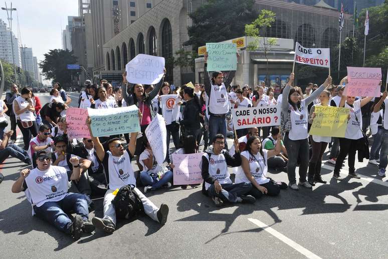 Funcionários interditaram a pista sentido Consolação da avenida Paulista