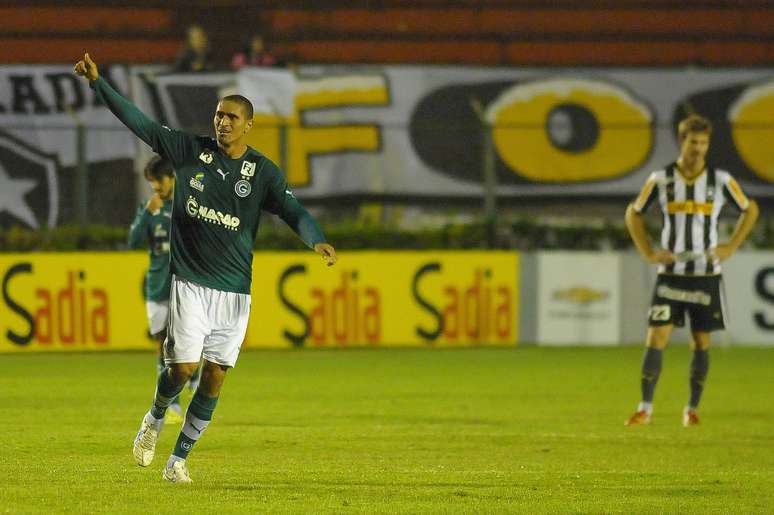 Ramon festeja gol do Goiás contra Botafogo