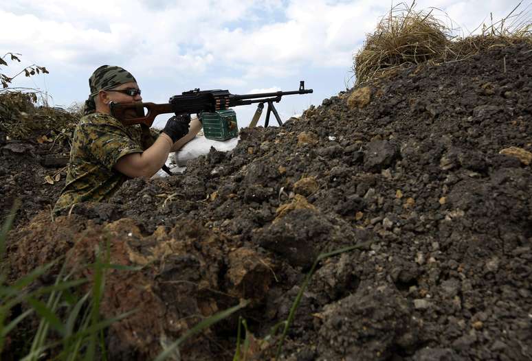 <p>Homem armado pró-russo em uma trincheira montada na periferia da cidade ucraniana oriental de Slaviansk, em 15 de maio</p>
