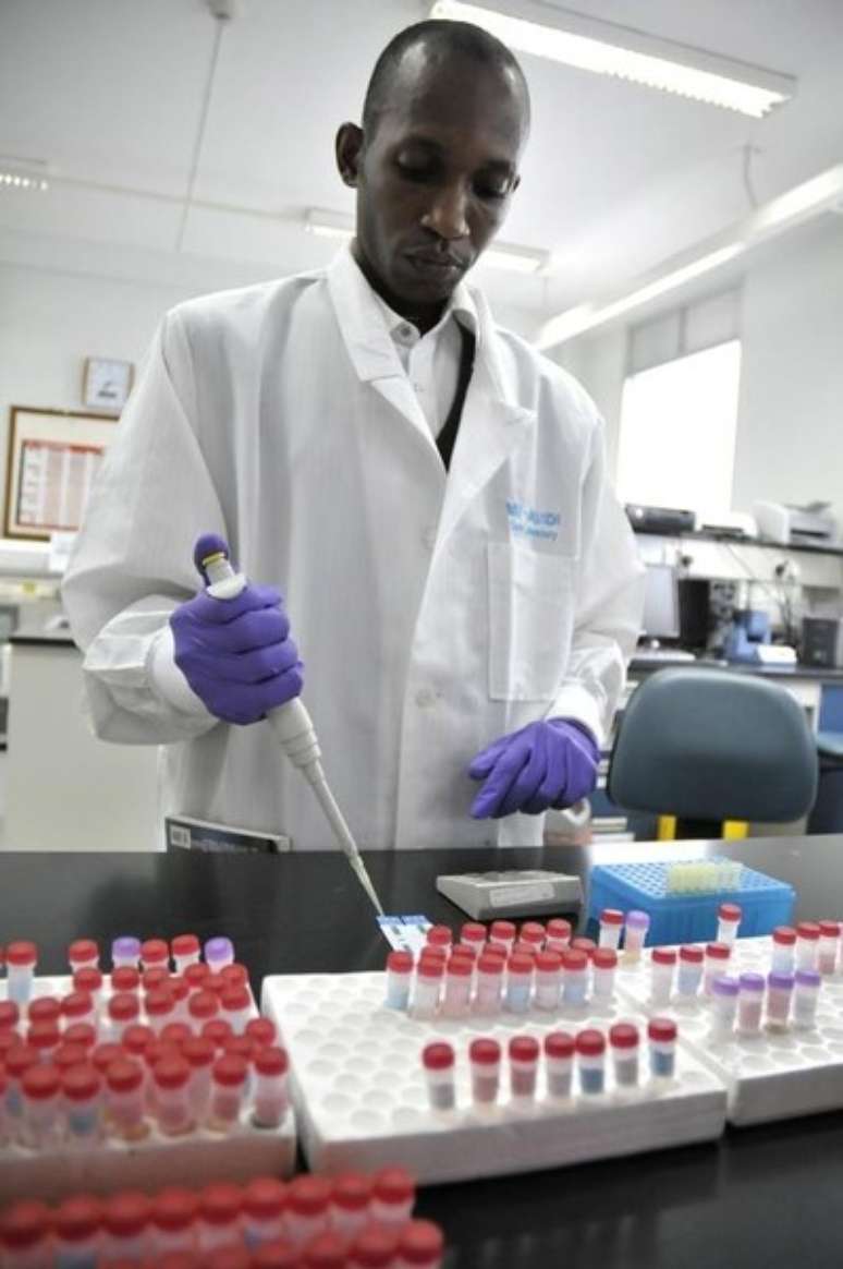 Cientista da Uganda faz análises em exames de sangue para detecção de vírus HIV/Aids