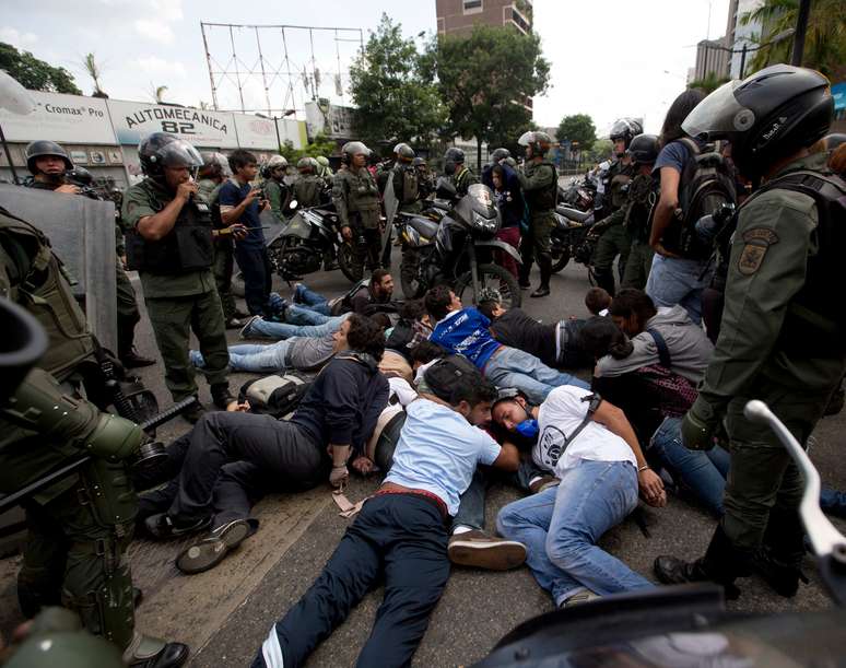 <p>A Guarda Nacional Bolivariana deteve 105 manifestantes em Caracas, em maio, durante incidentes em um protesto estudantil exigindo a liberta&ccedil;&atilde;o de colegas presos nos &uacute;ltimos dias</p>