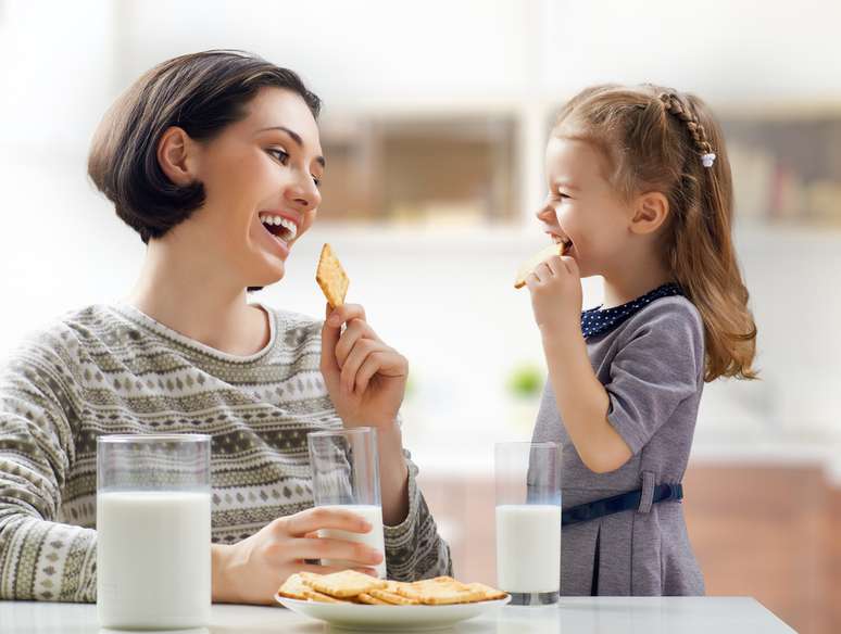 Estabeleça uma rotina alimentar, como as refeições fracionadas entre cinco a seis, incluindo a ceia