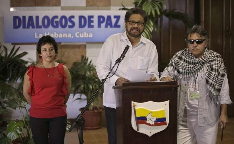 <p>Negociador principal das Farc, Iva&aacute; M&aacute;rquez com representantes do governo colombiano, em uma entrevista coletiva, Havana, em 11 de abril</p>