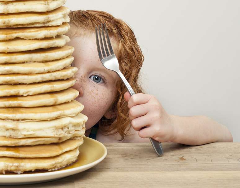 A criança pode comer em excesso devido a fatores fisiológicos, alimentares ou psicológicos  