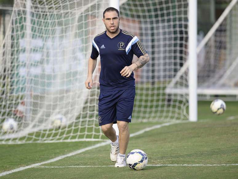 Bruno C&eacute;sar volta a treinar com bola durante os treinamentos