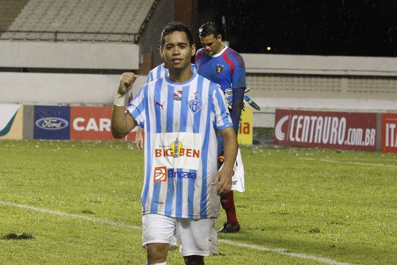 Yago Pikachu comemora o primeiro gol do time paraense na partida