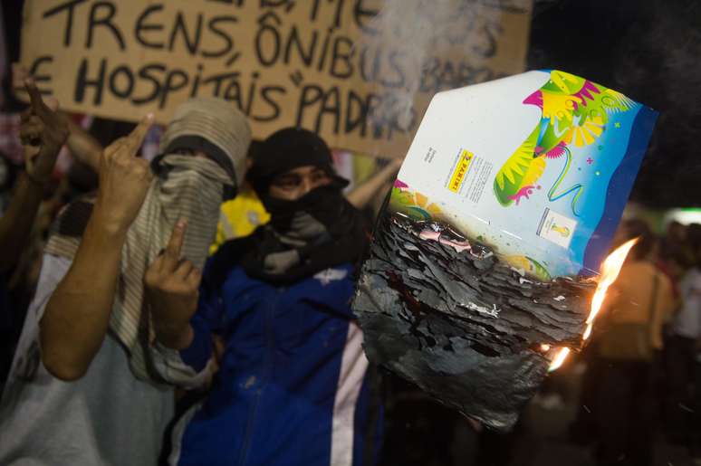<p>Manifestantes queimam álbum da copa em protesto</p>
