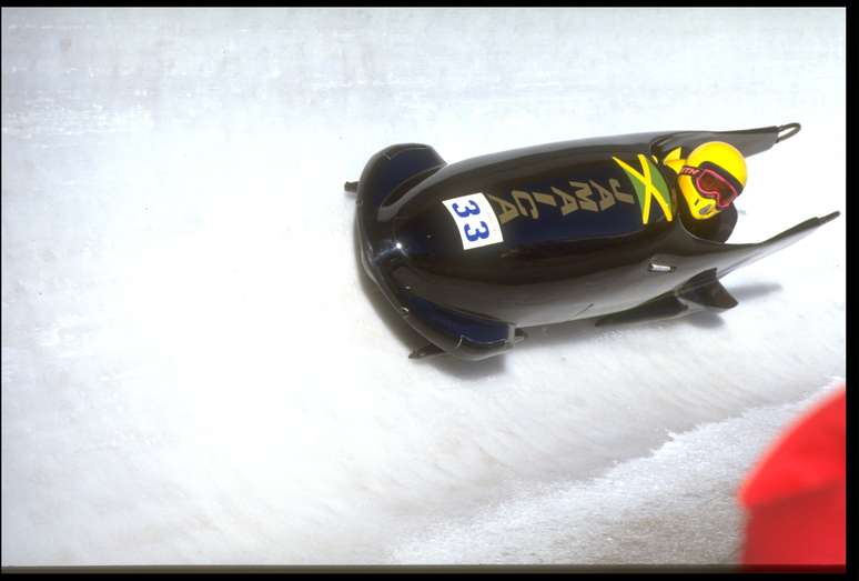 Bobsleigh é um esporte de corrida de trenós em descidas de gelo; alunos estariam vestidos de atletas jamaicanos