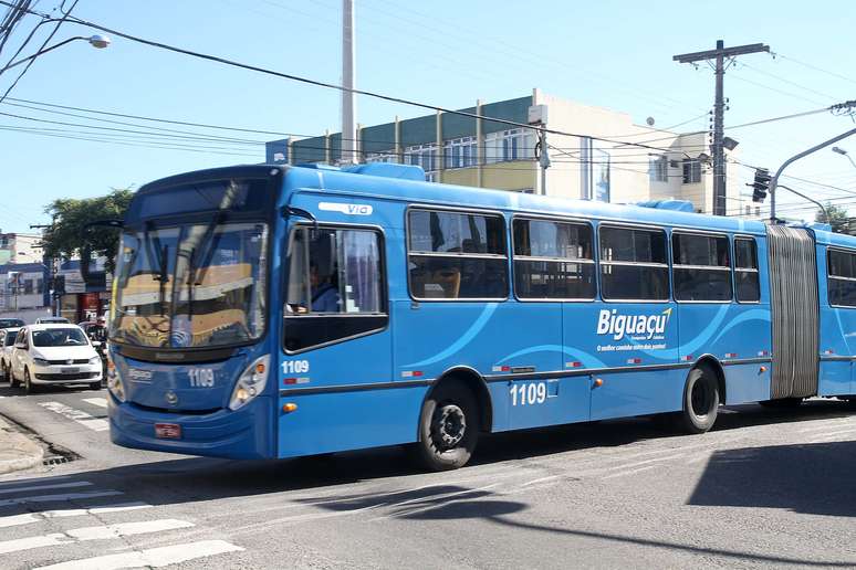 Ônibus da empresa Biguaçu circula em Florianópolis (SC), após onda de ataques no início da manhã desta sexta-feira