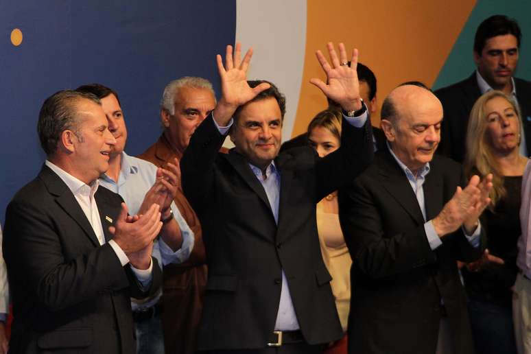 <p>José Serra (D) negou ser candidato a vice na chapa do PSDB que tem Aécio Neves (C) na cabeça</p>