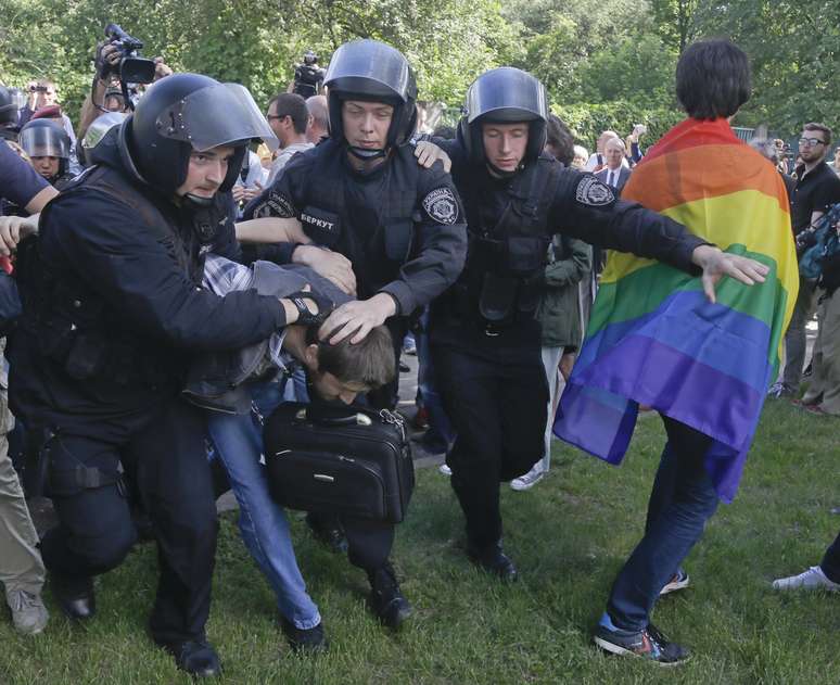 <p>Polícia de choque deteve manifestantes que tentaram impedir a primeira parada do orgulho gay da Ucrânia, em Kiev, Ucrânia, em 25 de maio de 2013</p>