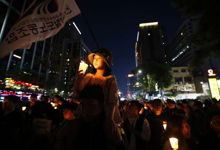 <p>Milhares protestam em Seul contra o governo após afundamento da embarcação Sewol</p>