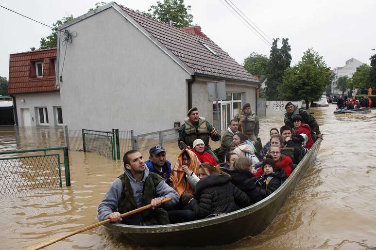 Soldados do Exército sérvio ajudam na evacuação de cidade inundada a sudoeste de Belgrado 