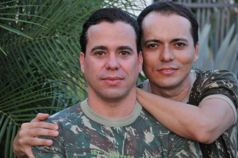  O sargento Fernando Alcântara de Figueiredo (esq.) e seu companheiro, o também sargento Laci Marinho de Araujo, que revelaram ser um casal enquanto ainda serviam o Exército e afirmam ter sido perseguidos