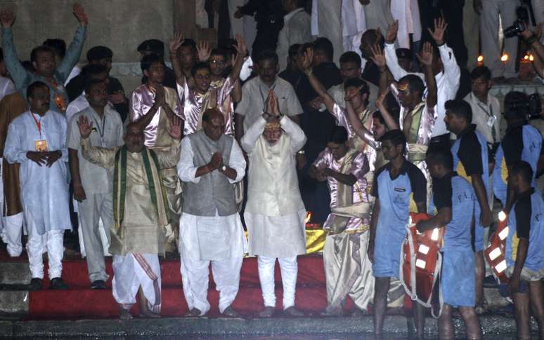O ritual foi realizado no Rio Ganges ap&oacute;s a vit&oacute;ria esmagadora do nacionalista Modi nesta sexta-feira