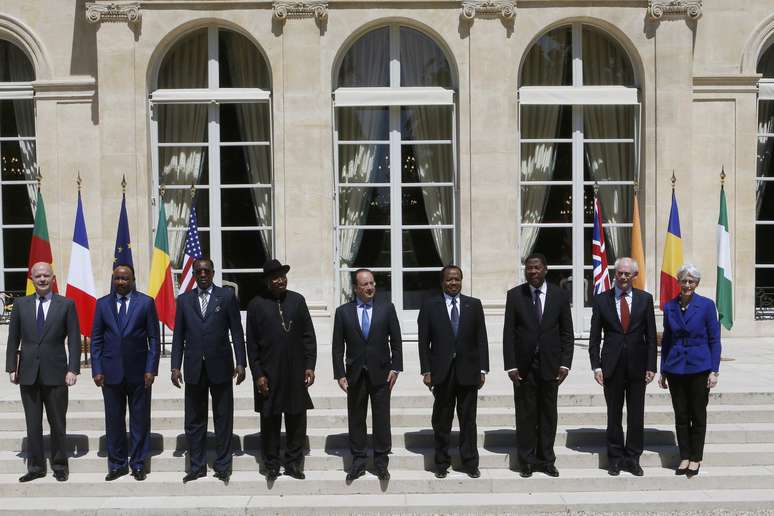 O presidente da França, François Hollande (centro) posa para uma foto com ministro das Relações Exteriores da Grã-Bretanha, William Hague, o presidente do Níger, Mahamadou Issoufou, o presidente do Chade, Idriss Deby, presidente nigeriano, Goodluck Jonathan, presidente dos Camarões,Paul Biya, o presidente de Benin, Thomas Yayi Boni, o Presidente do Conselho Europeu, Herman Van Rompuy, e o subsecretário de Estado para Assuntos Políticos dos EUA, Wendy Sherman, durante uma reunião no Palácio do Eliseu, em Paris