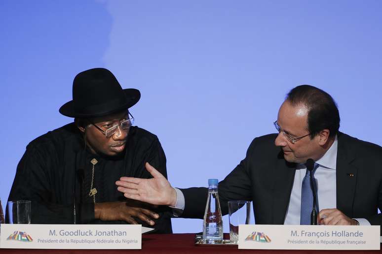 O presidente nigeriano e o presidente francês conversam durante reunião neste sábado, em Paris