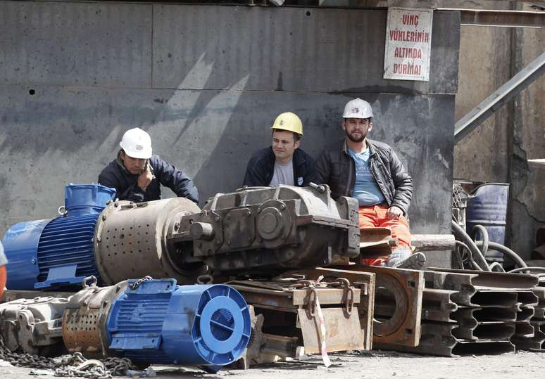 Mineiros descansam em frente à mina de carvão em Soma, distrito de Manisa na Turquia depois da explosão no começo da semana passada