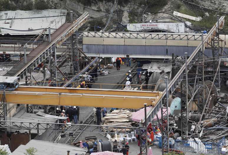 Vista geral da mina de carvão em Soma, distrito da Turquia; equipes de resgate estão encerrando seus trabalhos neste sábado após retirarem mais de 300 corpos soterrados