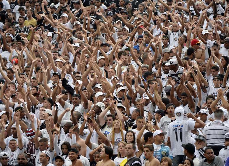 <p>Torcida corintiana esgotou ingressos no primeiro jogo oficial em Itaquera</p>