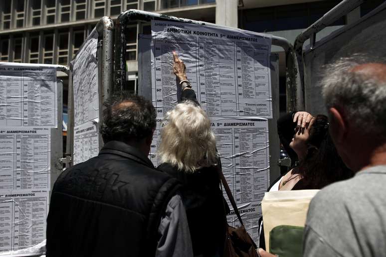 Um total de 8,9 milhões de cidadãos foram convocados neste domingo às urnas na Grécia para escolher prefeitos de 325 municípios e governadores das 13 regiões