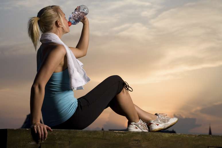 <p>Agua: este es el mejor hidratante para la boca y el cuerpo. El agua ayuda a eliminar las toxinas del organismo, estimula la producción de saliva y neutraliza las bacterias bucales.</p>